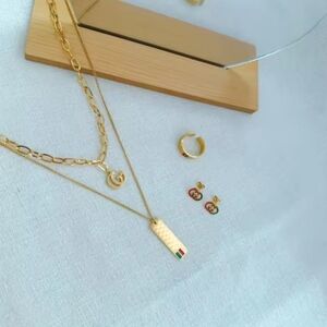 Chic Gold Necklace with Pendant